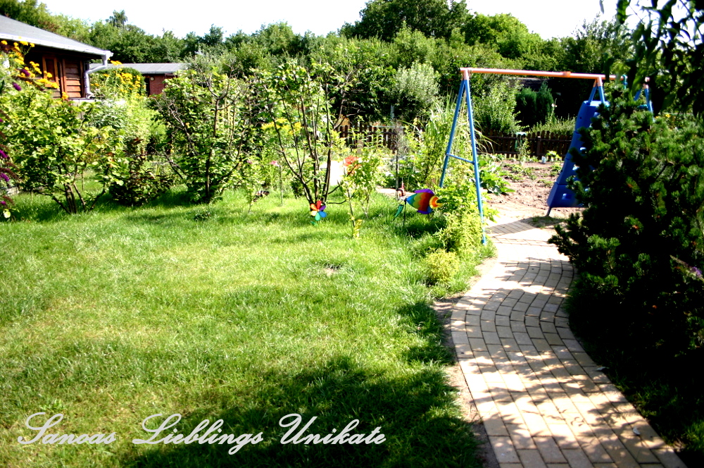 Liebevoll leben und lernen - Sanoas Lieblings Unikate - Gartengestaltung - Wiese und die Haselnusssträucher bilden Abgrenzung und Sichtschutz