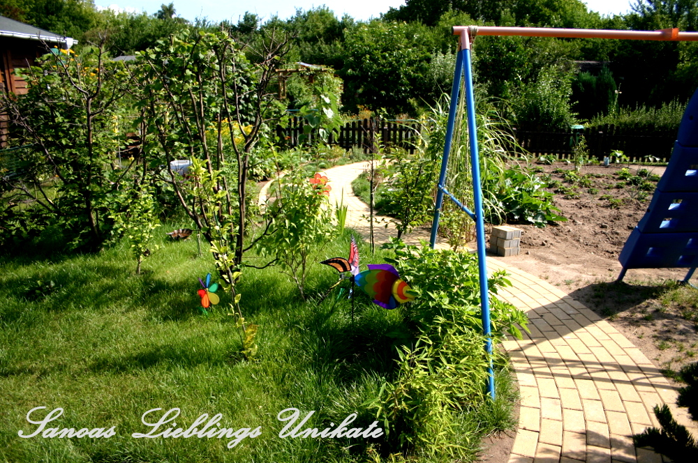 Liebevoll leben und lernen - Sanoas Lieblings Unikate - Gartengestaltung - Platzsparende Integration des Klettergerüstes
