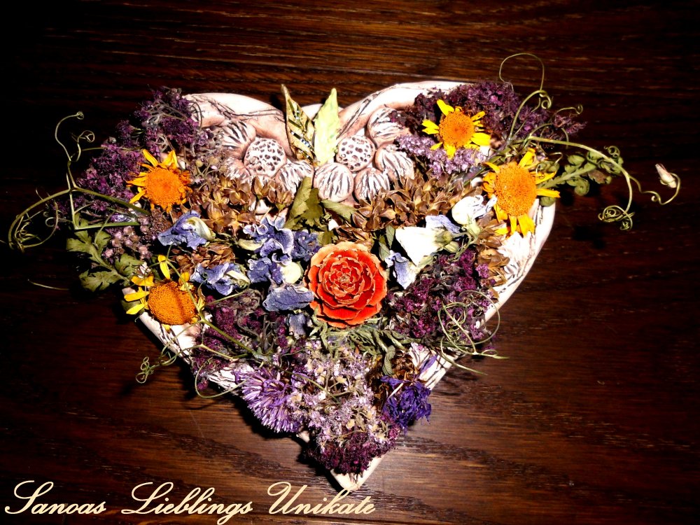 Liebevoll leben und lernen - Sanoas Lieblings Unikate - Keramik - Herz mit Trockenblumen