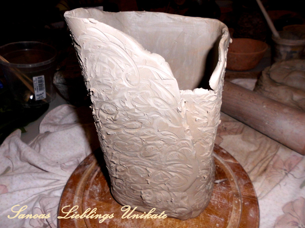 Liebevoll leben und lernen - Sanoas Lieblings Unikate - Keramik - Vase in Bearbeitung